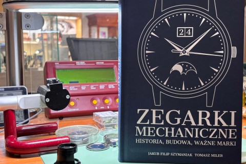 Klub, a książka „Zegarki mechaniczne; Historia, budowa, ważne marki” w sklepach z zegarkami - zdjecie nr 7